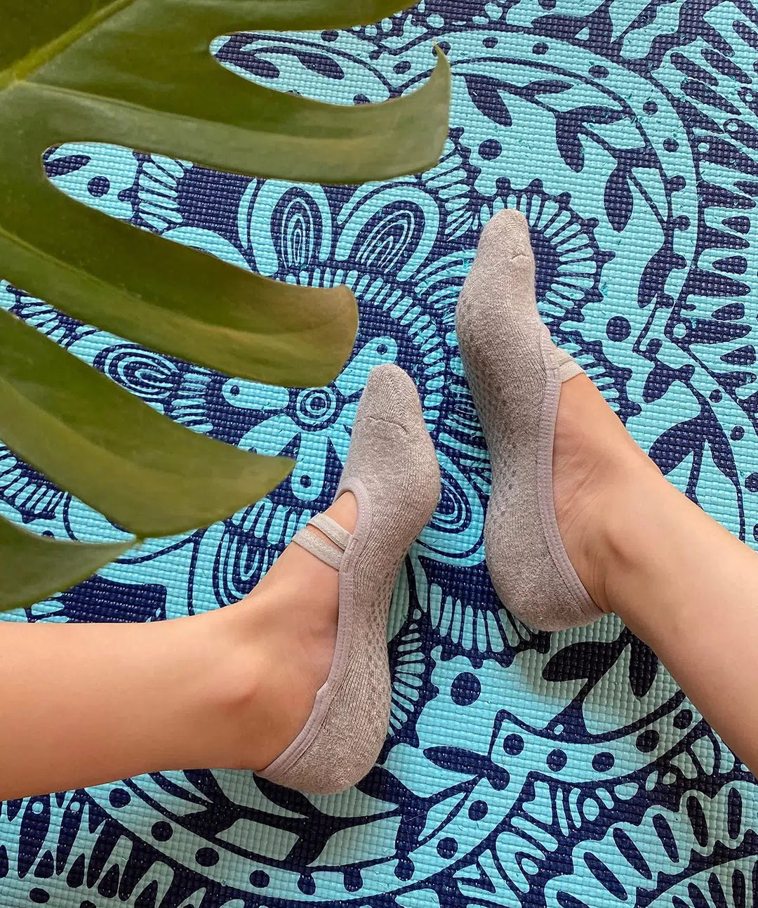 GoWith-non-slip-pilates-socks-gray